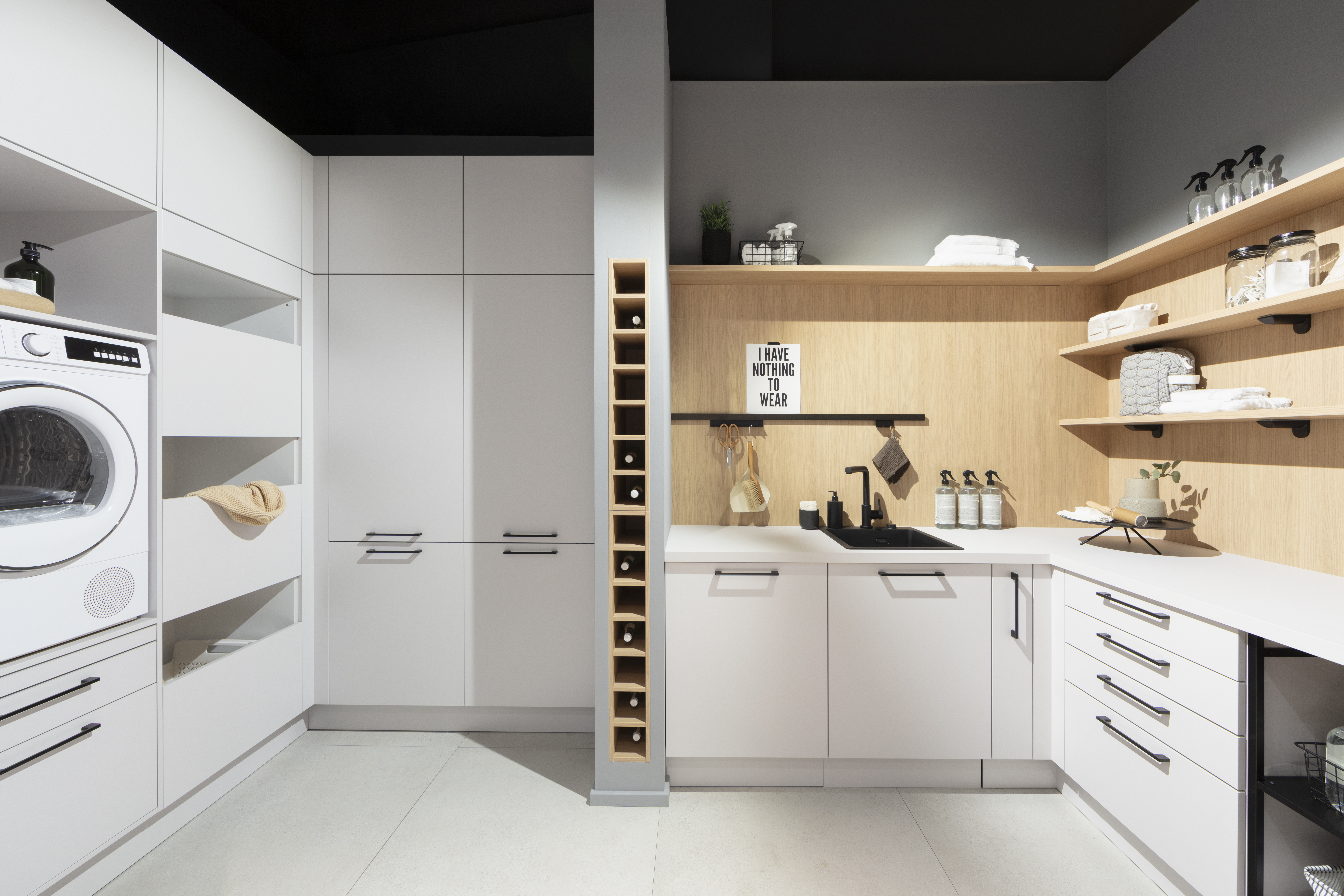 Hauswirtschaftsraum von Häcker in Taupe-Satin mit Geräten von Blaupunkt. 