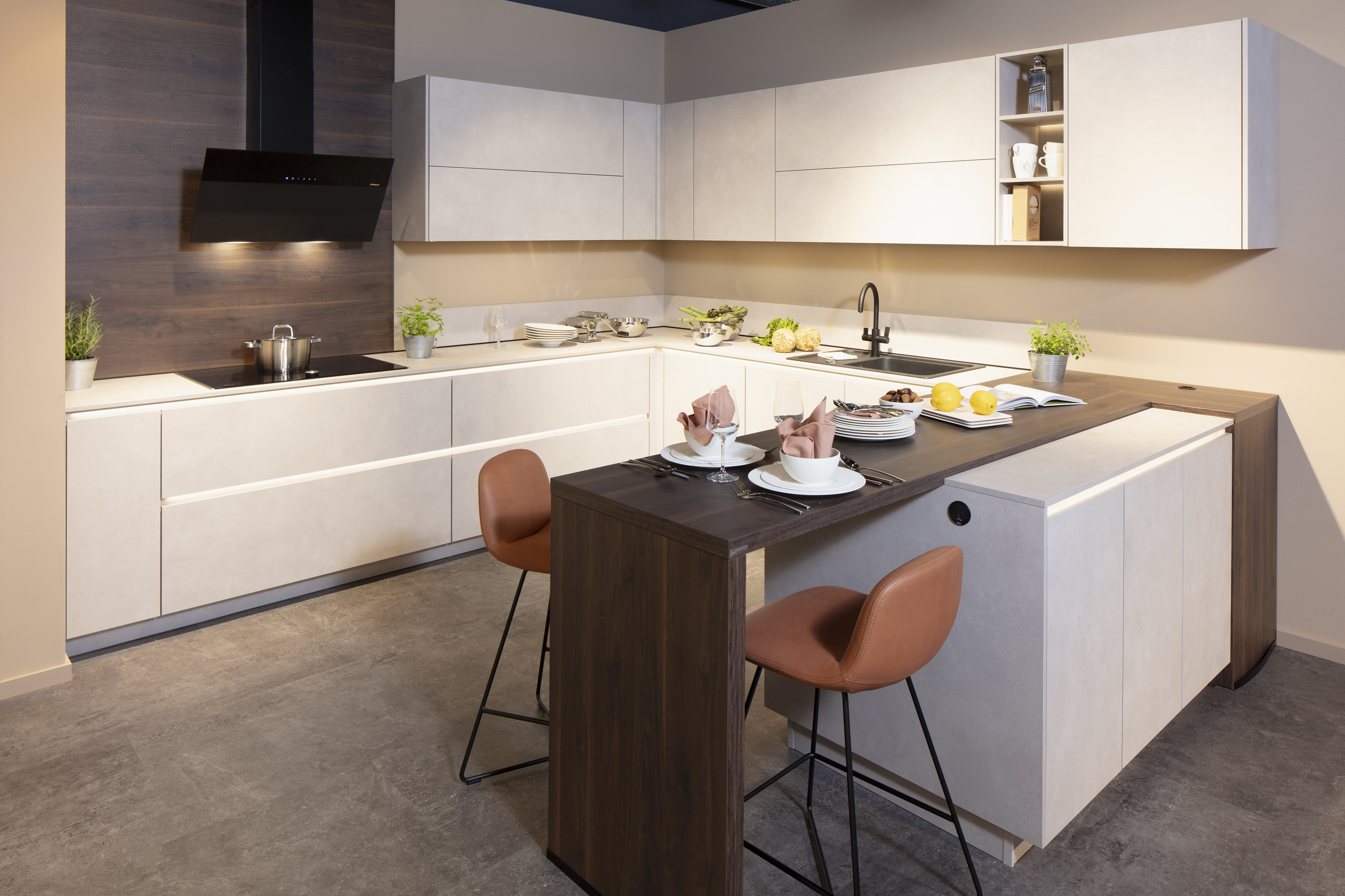 2023 Nobilia Küche RIVA in Beton-Sand Theken-Sitzplatz