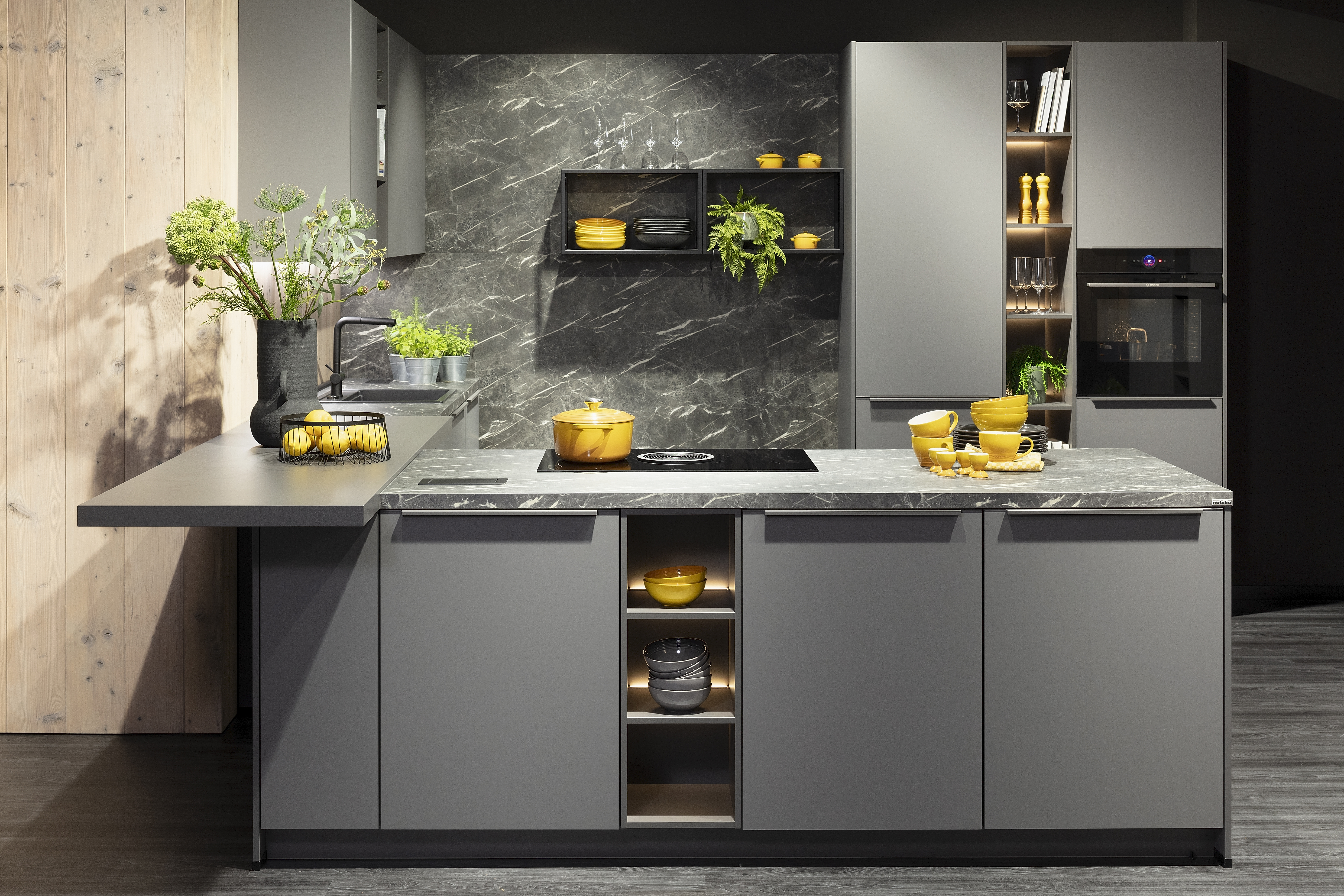 Nobilia Küche Schiefergrau-Mattlack mit Marmordekor frontal