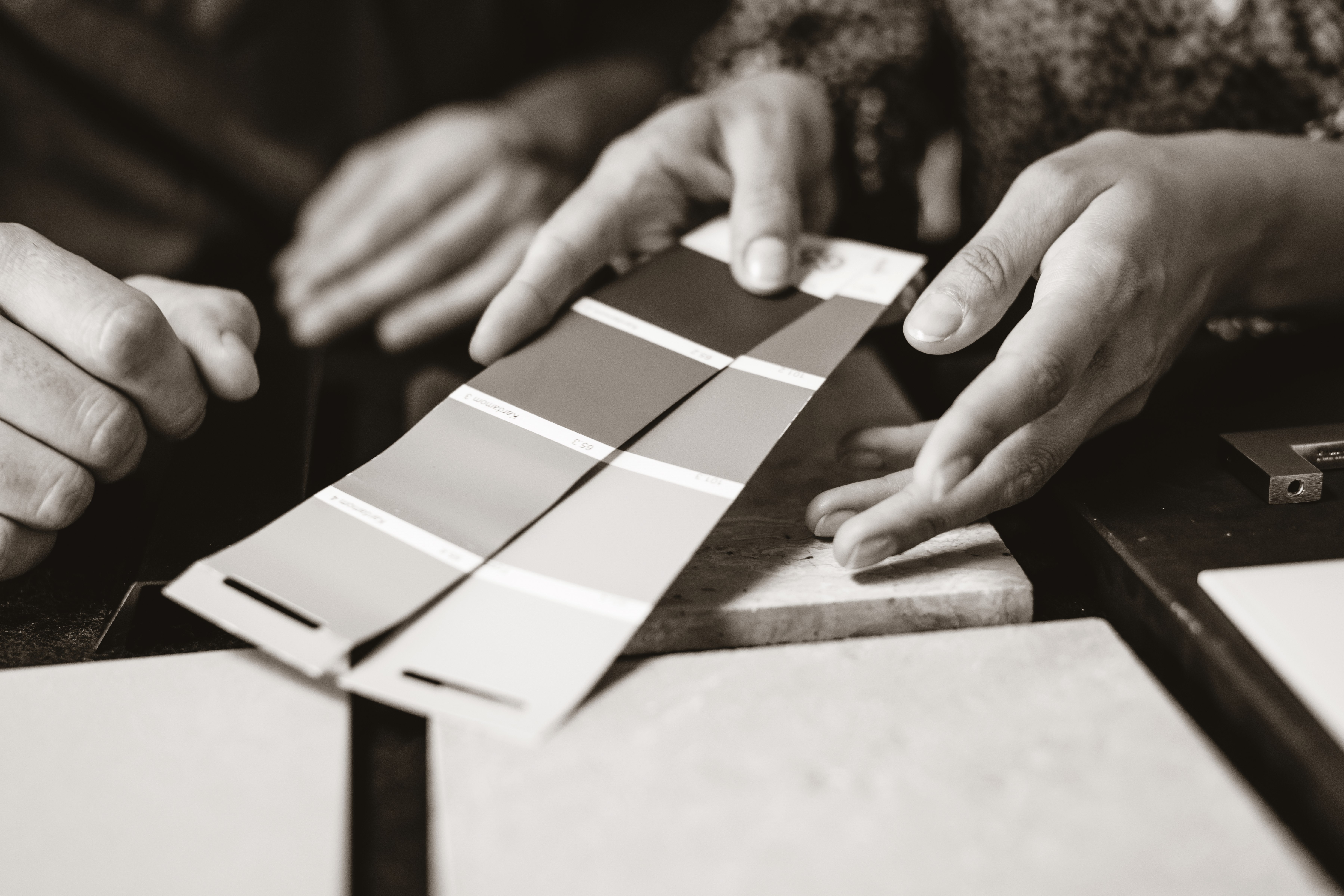 Beratungsgespräch Küchenkauf Farbfächer