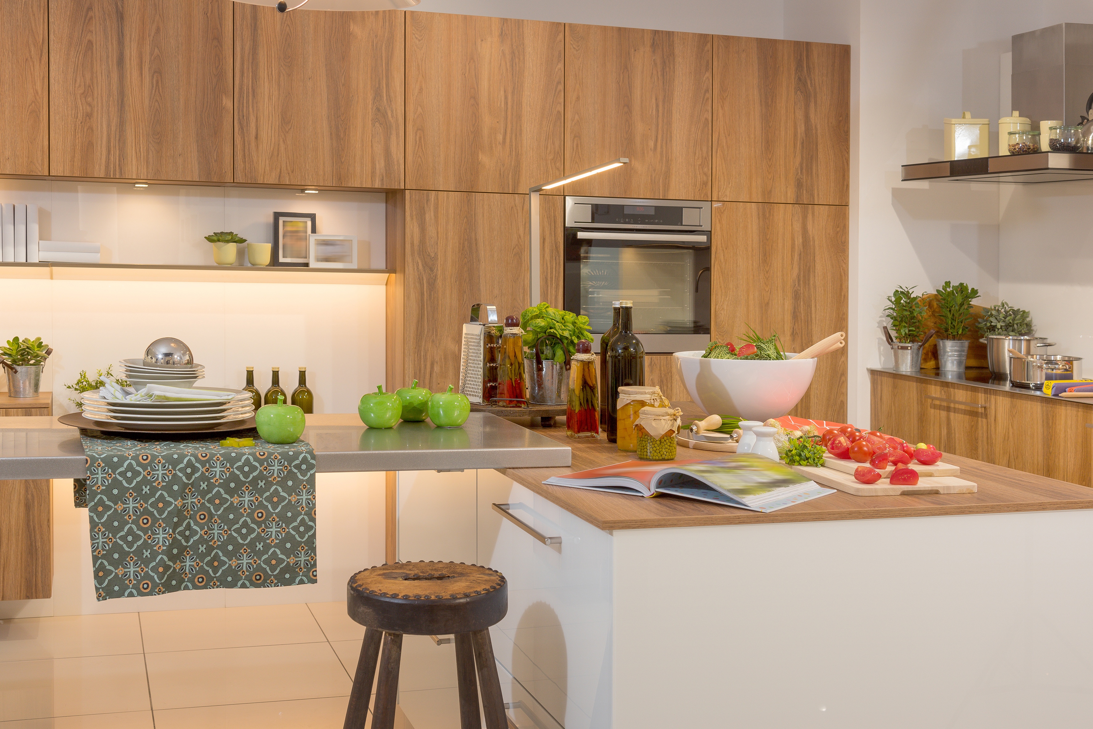 20161006_mlg_035_offene_ballerina_Kueche_Holzdekor_theke_barhocker_dunstabzug (1).JPG