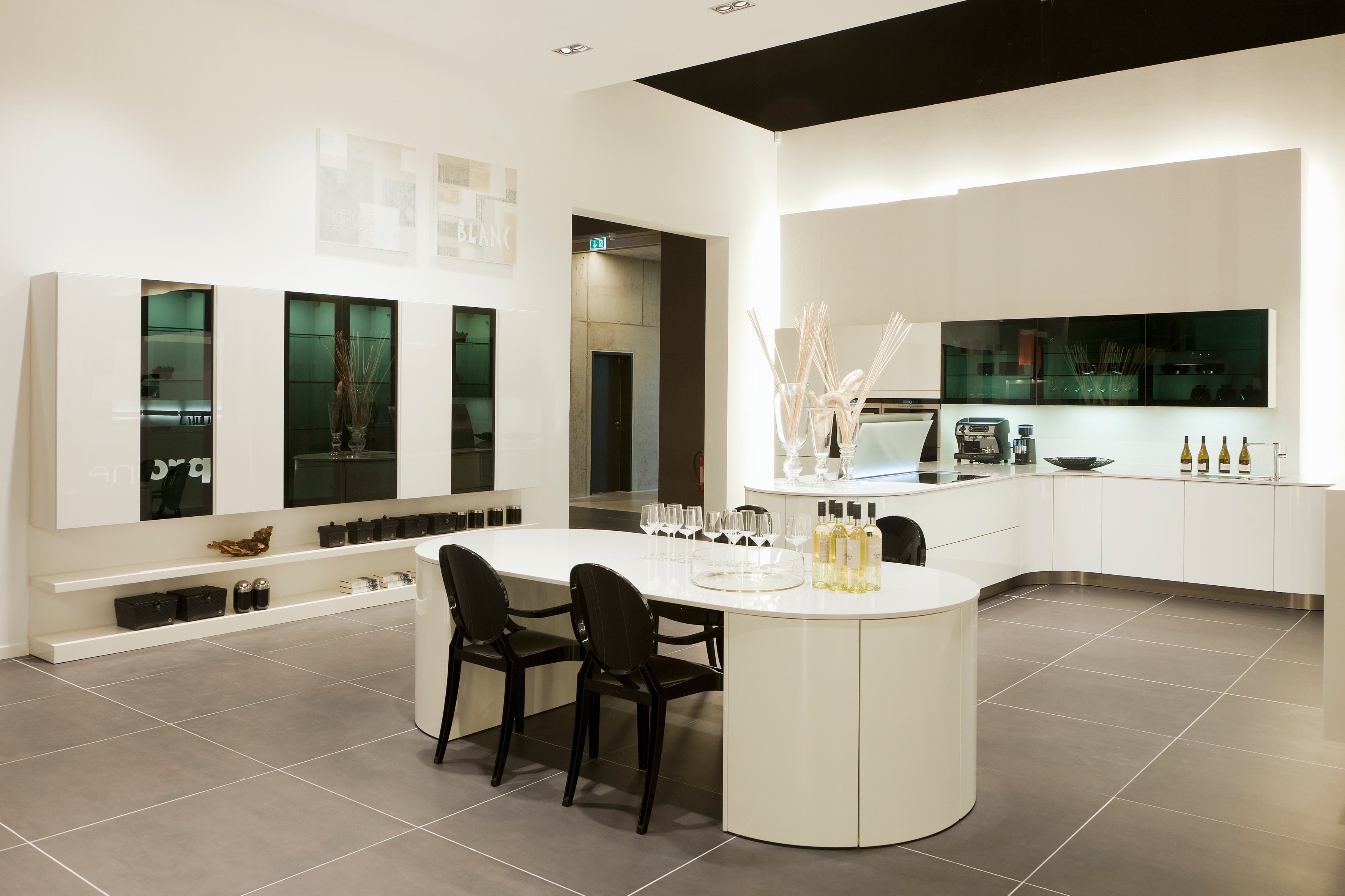 Beige Küche mit weißer Platte, weitläufig mit abgerundeter Kücheninsel