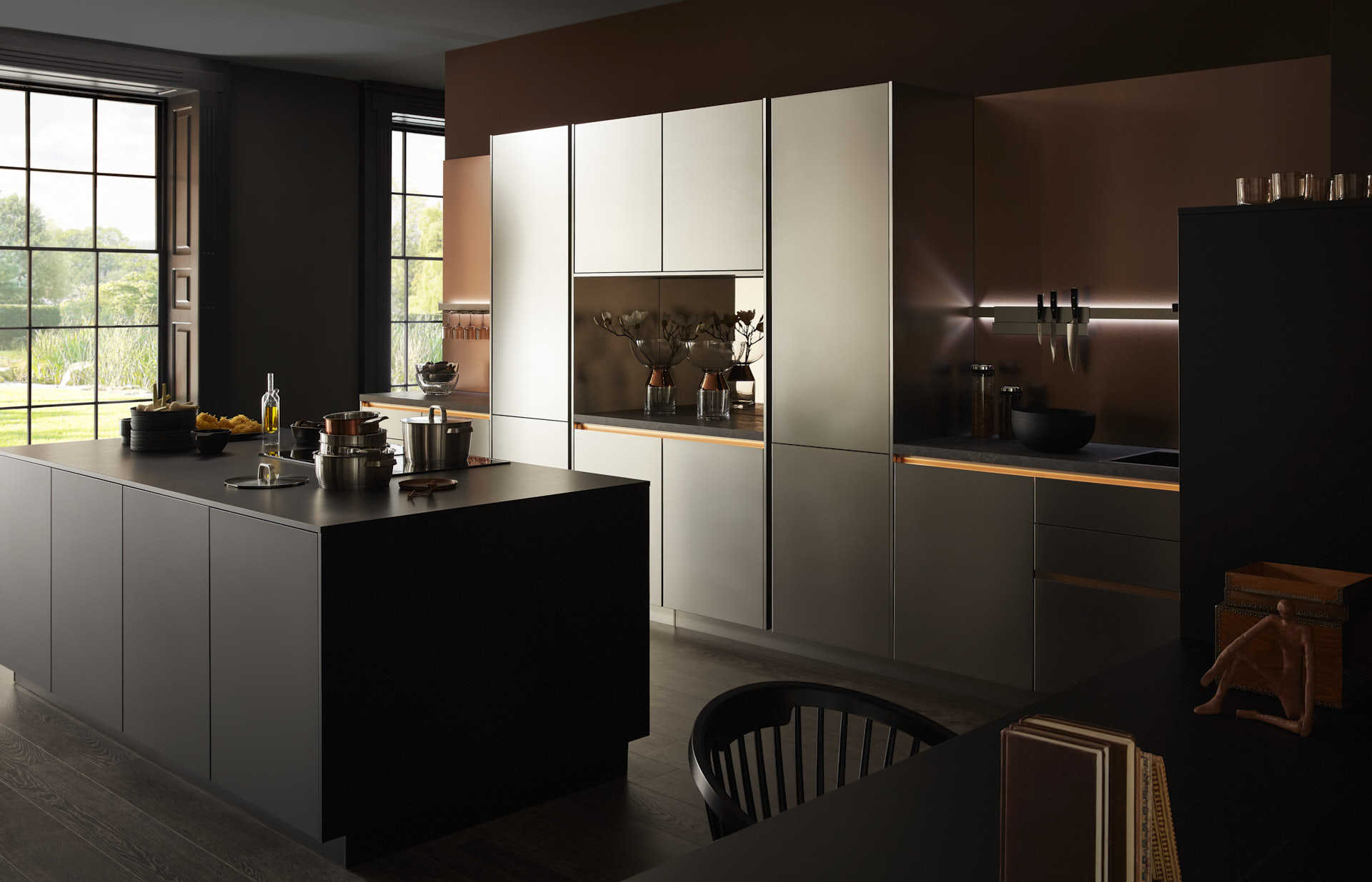 Gegenschuss, Mix aus Keramik und Bronzenachbildung, Kücheninsel mit NEFF Induktionskochfeld und Muldenlüfter, schwarzer Schrank, Edelstahlfronten, Bronze Nischenrückwand, 2 NEFF Einbaubacköfen, Messing Spüle