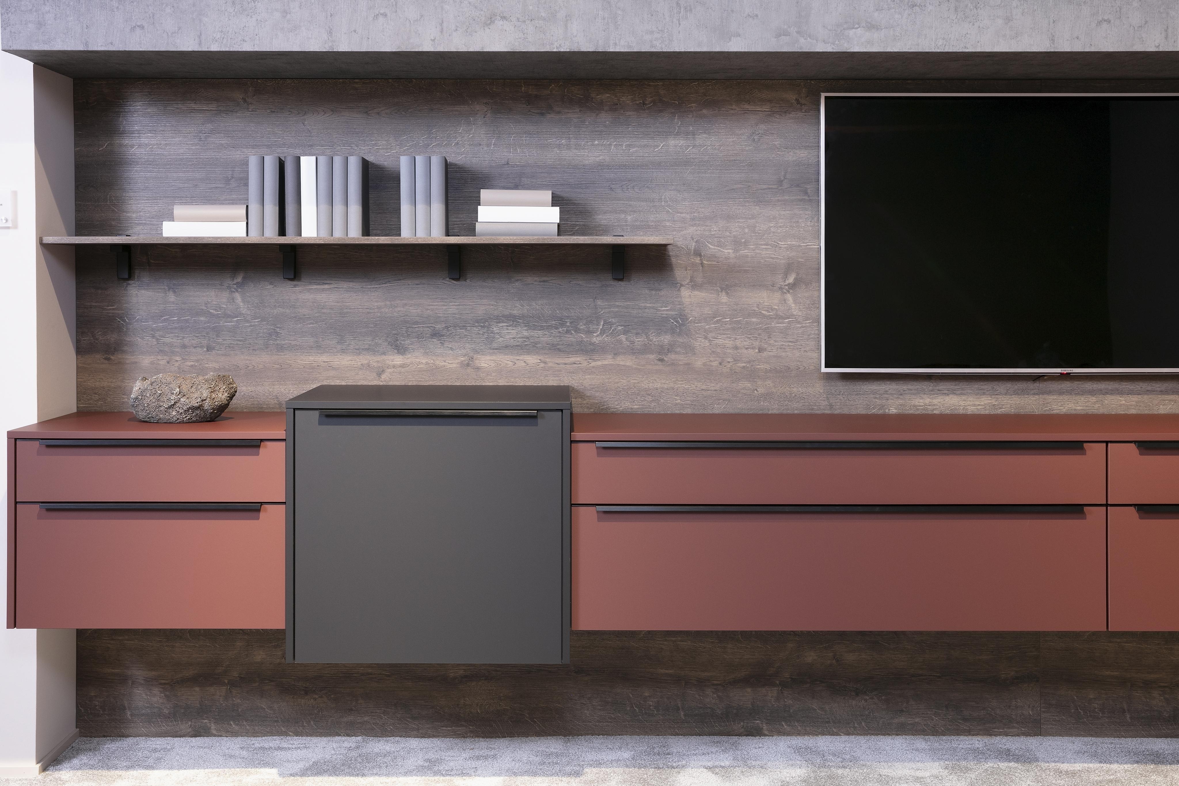 hängende Kommode in rot mit einem abgesetzten Element in anthrazit
