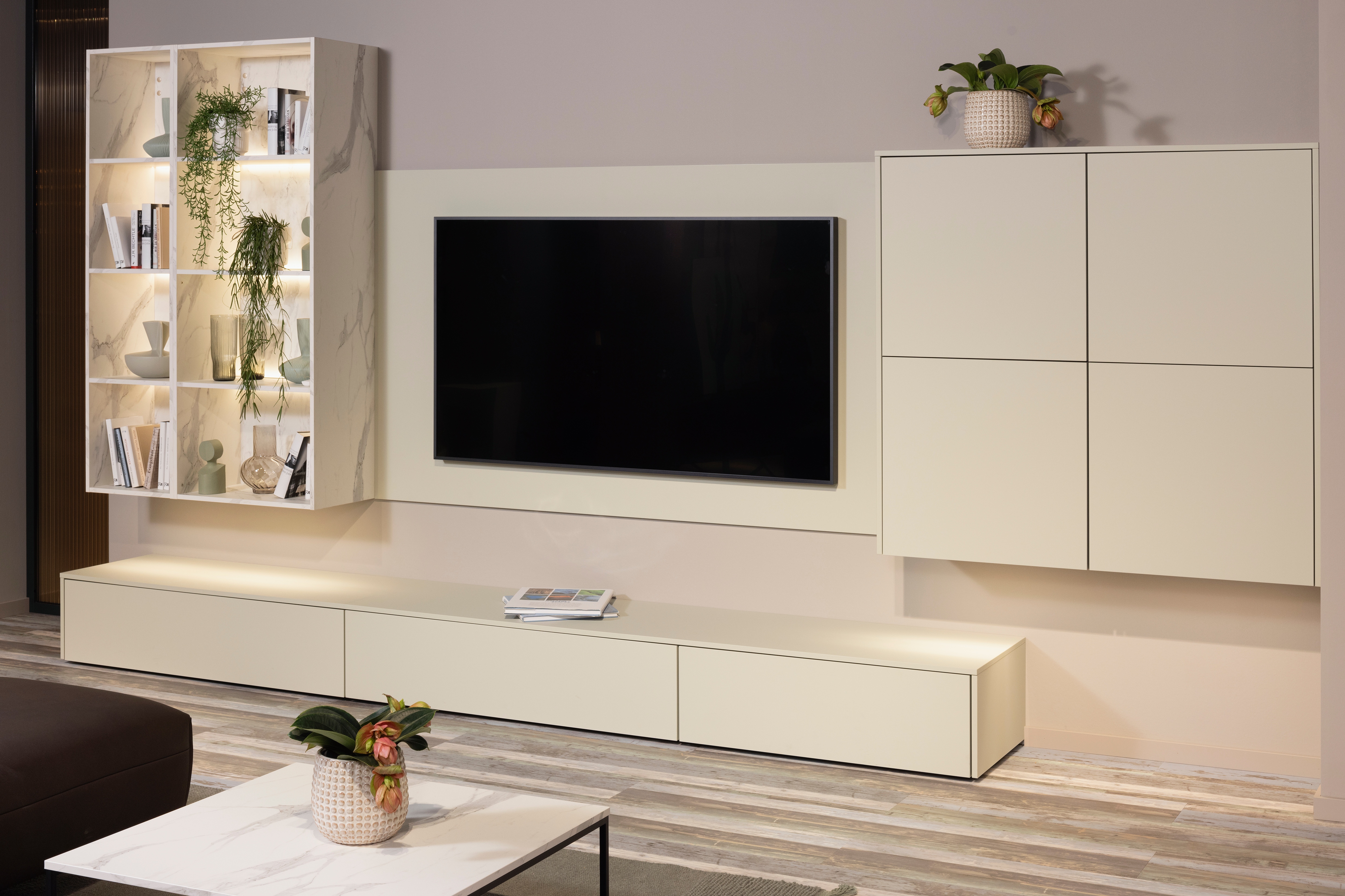 TV Board mit hängendem Fernseher, Regalelement und Hängeschrank