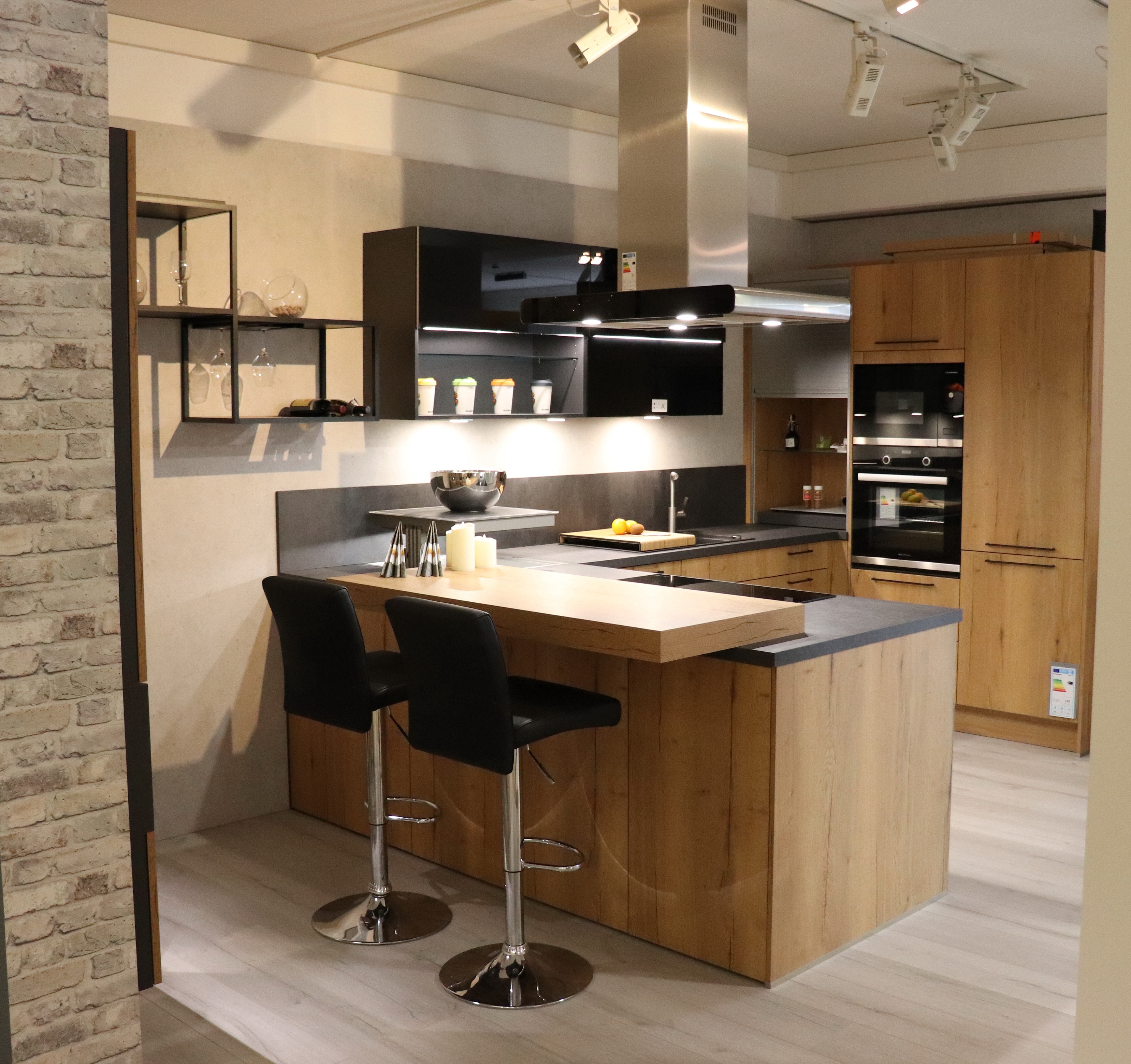 Holzfarbige U-Küche mit Tresen