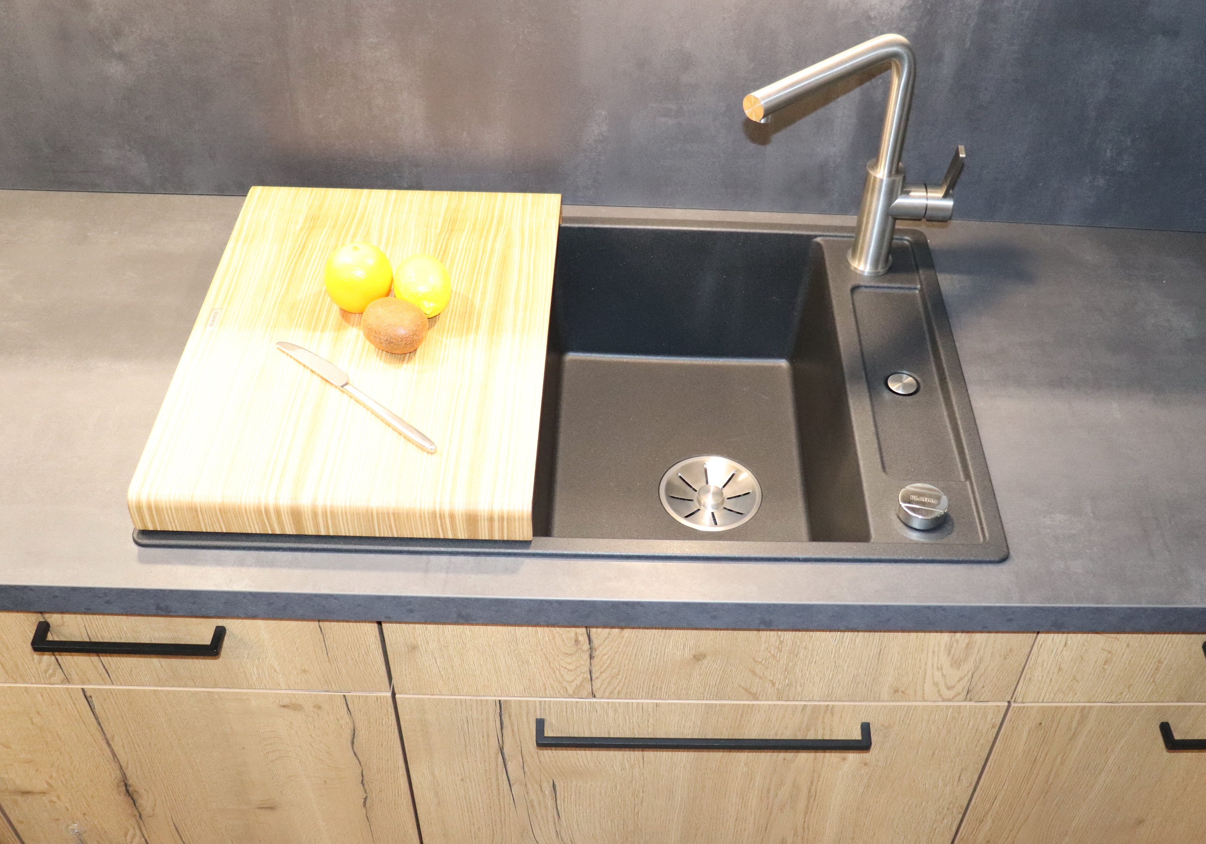 Ausstellungsbild - Detailbild Spüle mit Holzablage