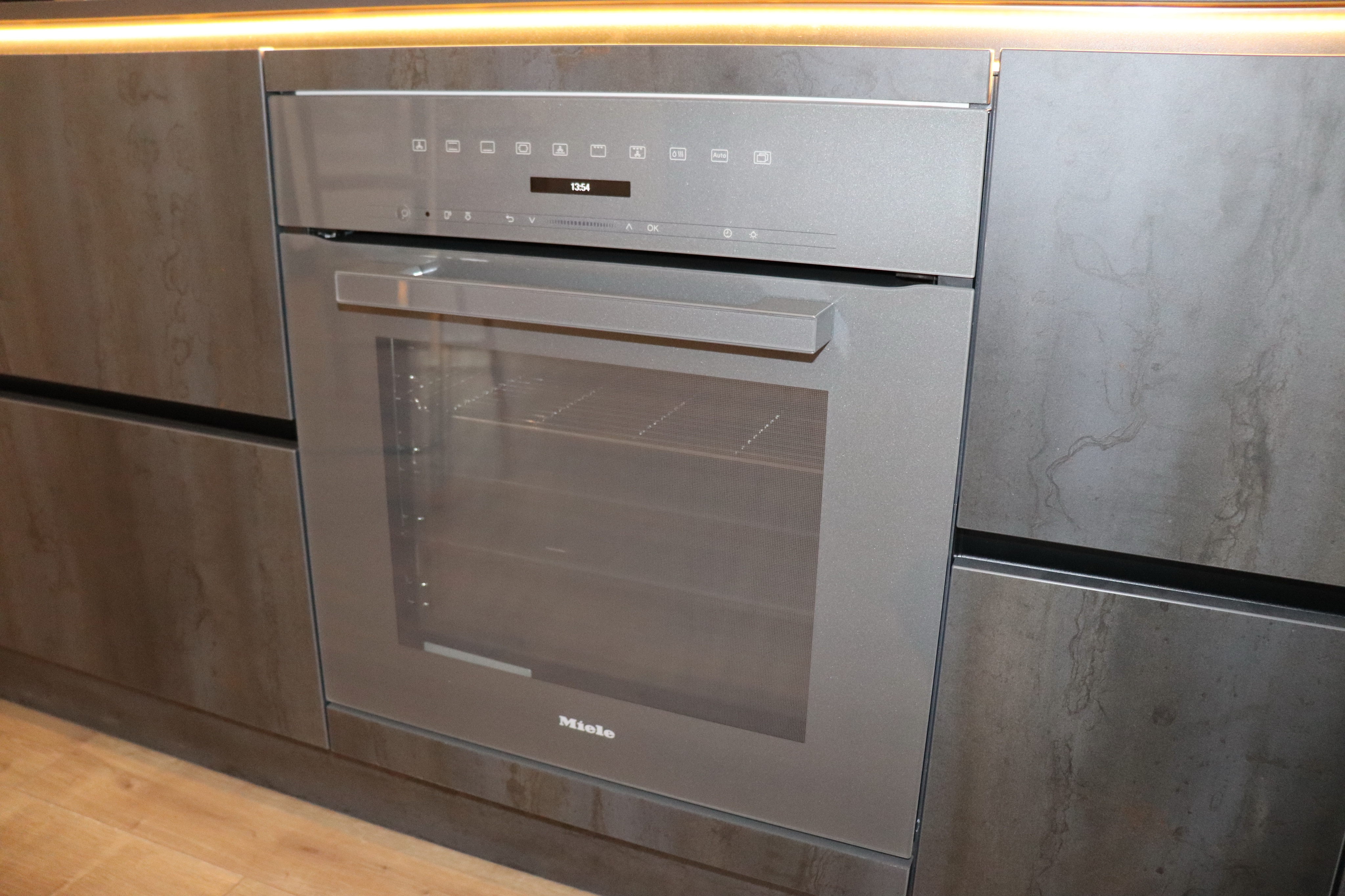 Ausstellungsbild - grauer Backofen