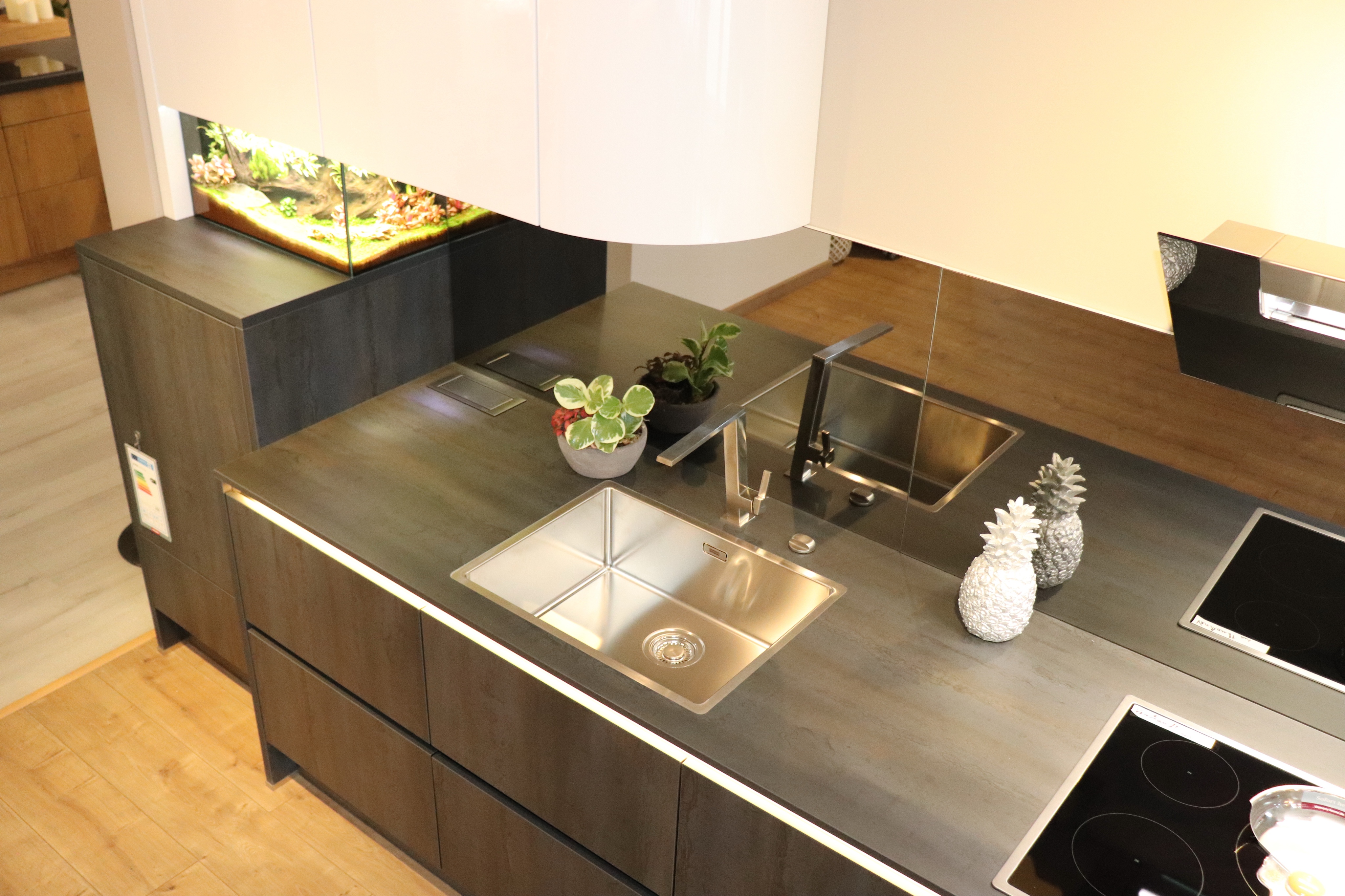 Küchenzeile in Betonoptik mit Spiegelrückwand