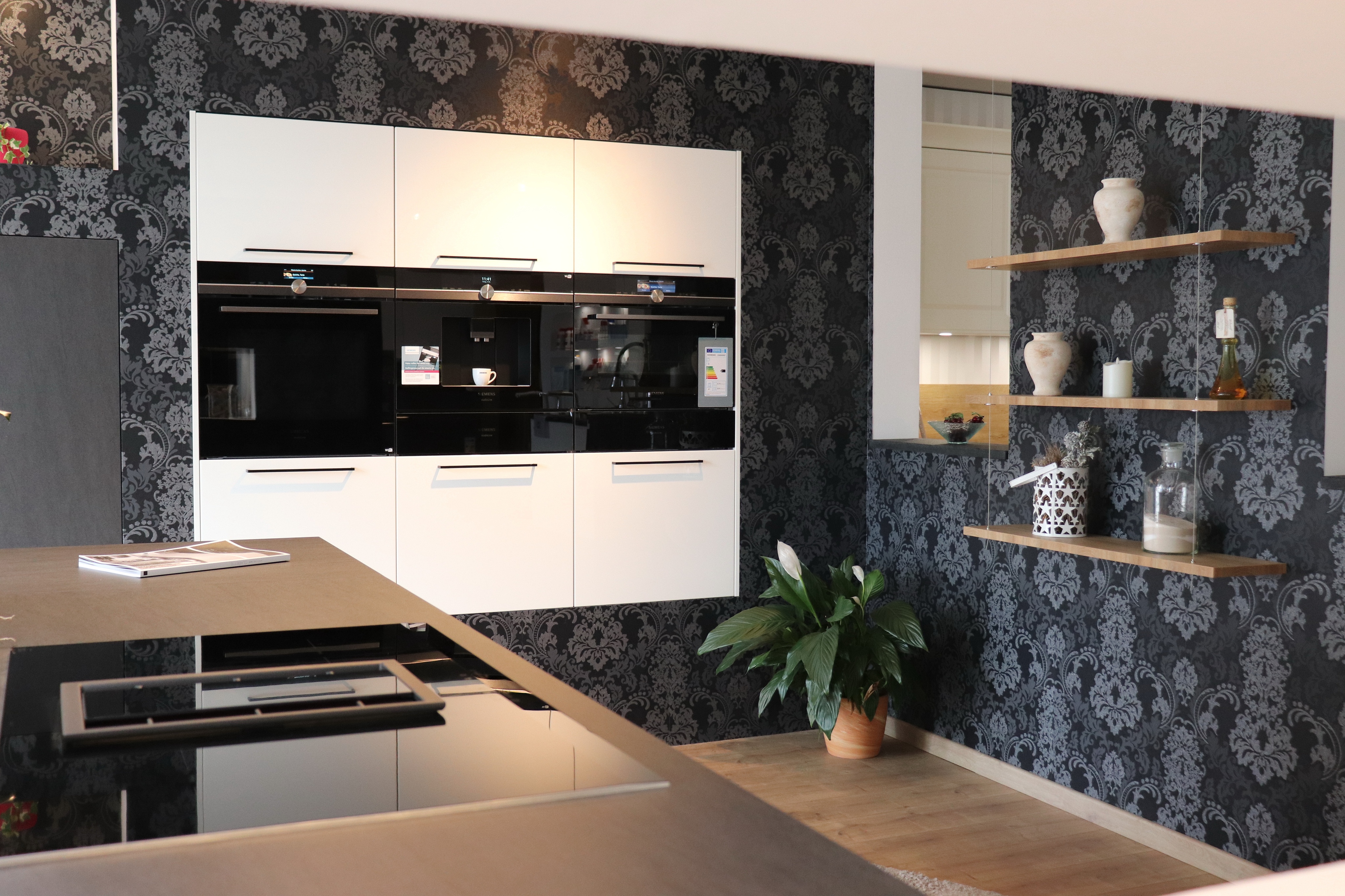 Ausstellungsbild - integrierte Hochschränke in der Wand mit Backöfen