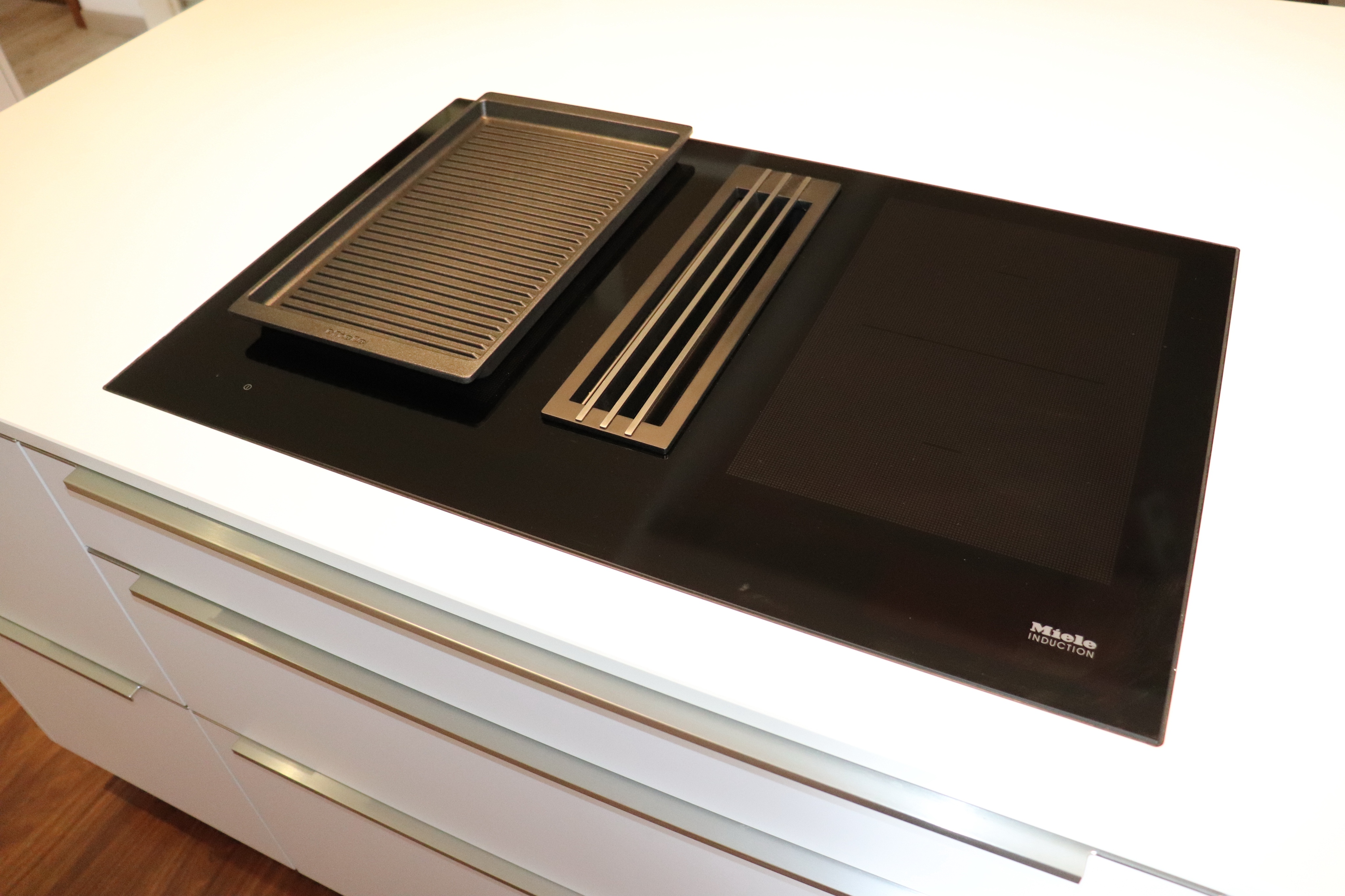 Ausstellungsbild - Detailbild Kochfeld mit Kochfeldabzug