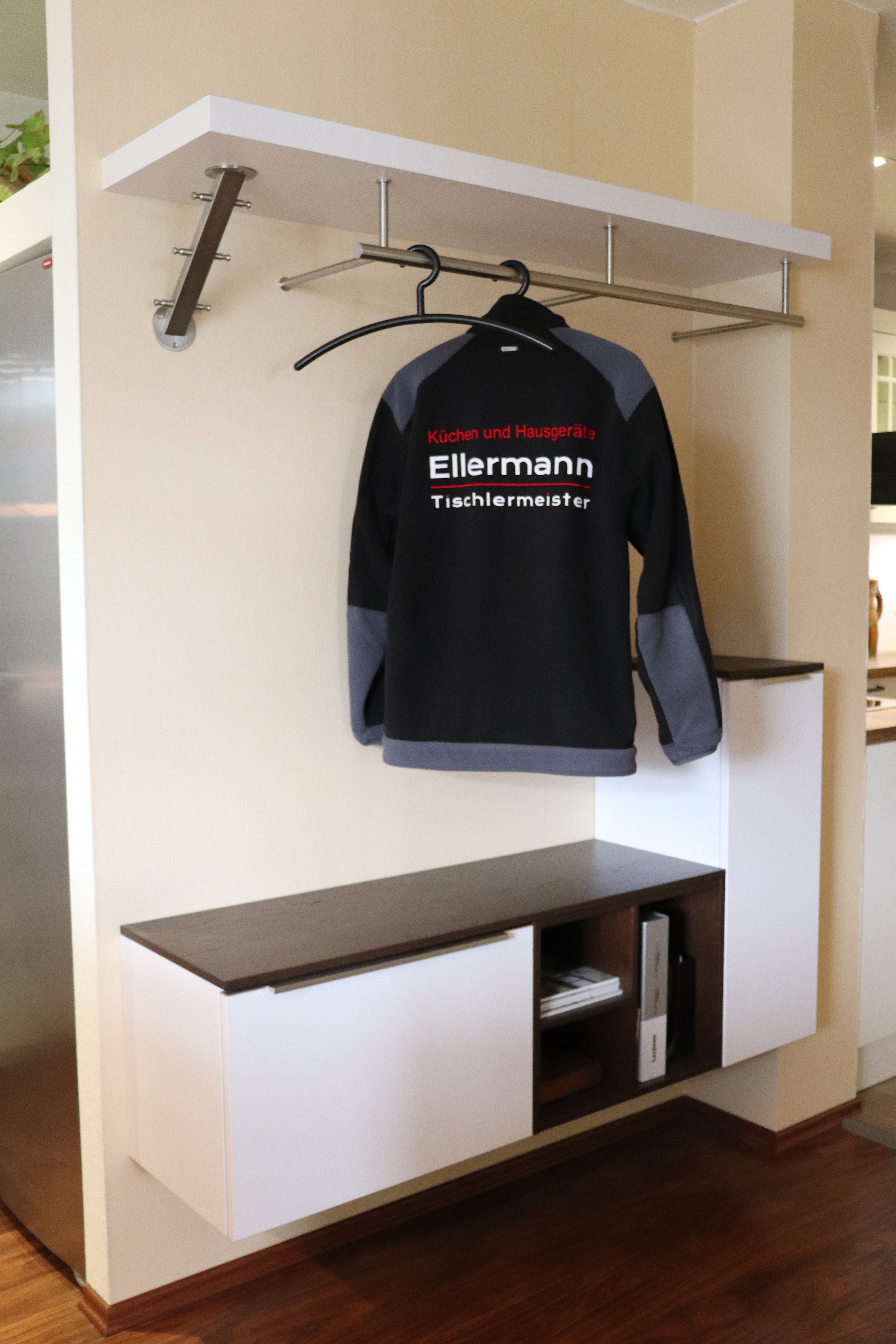 Ansicht von einer Garderobe mit einer Jacke mit der Ellermann Aufschrift