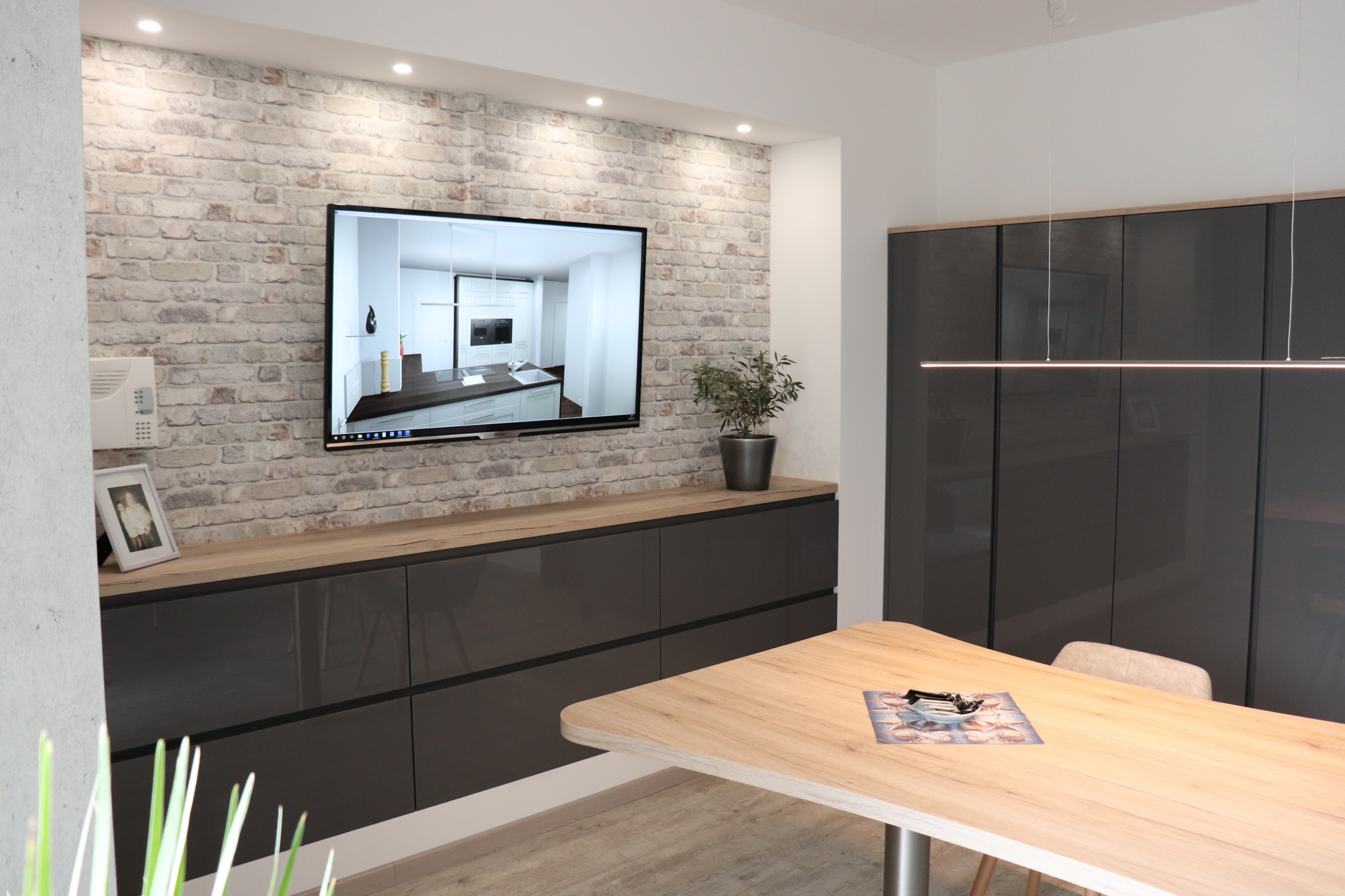 Ausstellungsbild - Kommode aus Küchenmöbeln mit TV darüber