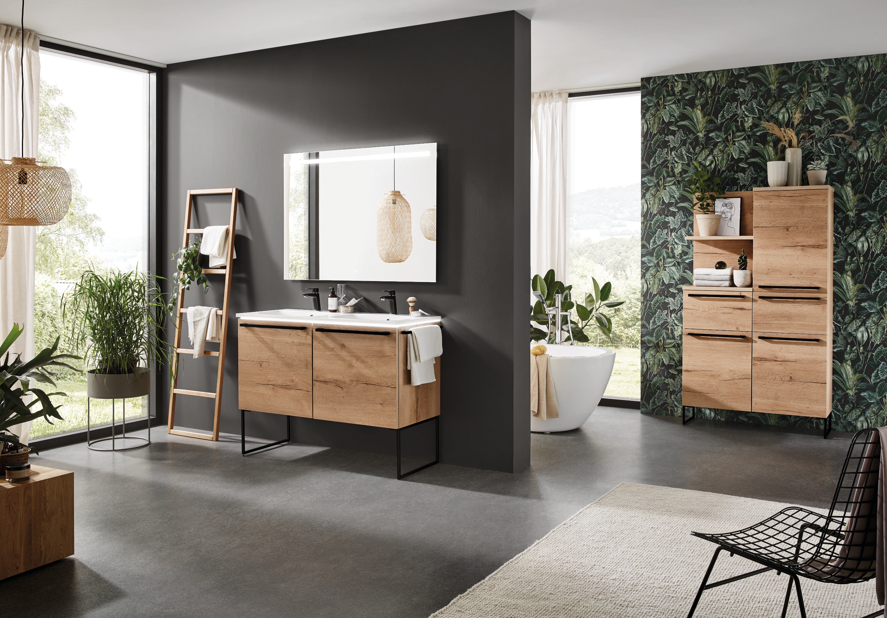 Badezimmermöbel aus Holz, Waschbeckenunterschrank und ein Stauraumelement.