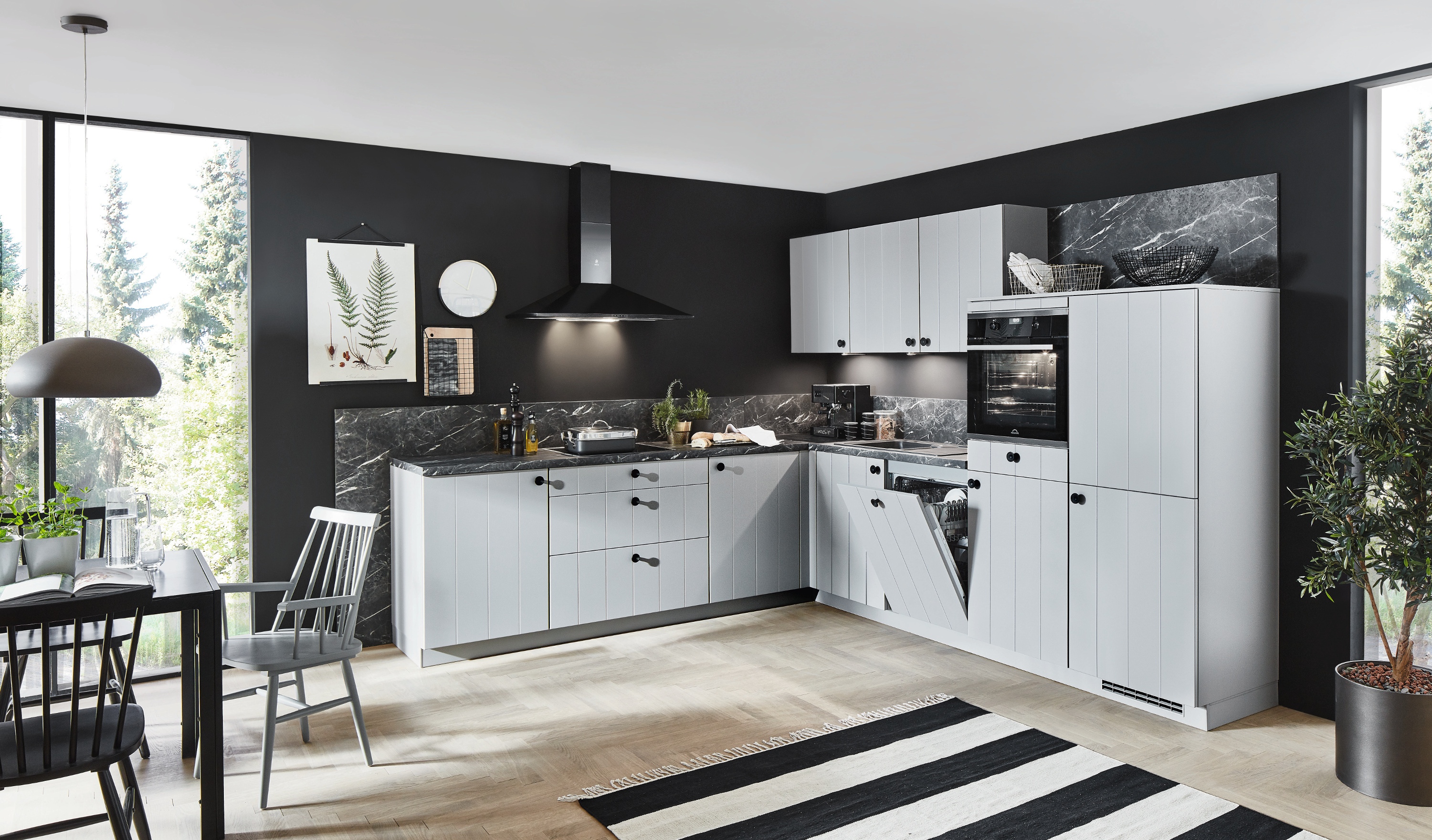 Hellblaue Landhausküche in L-Form mit senkrechten Rillen