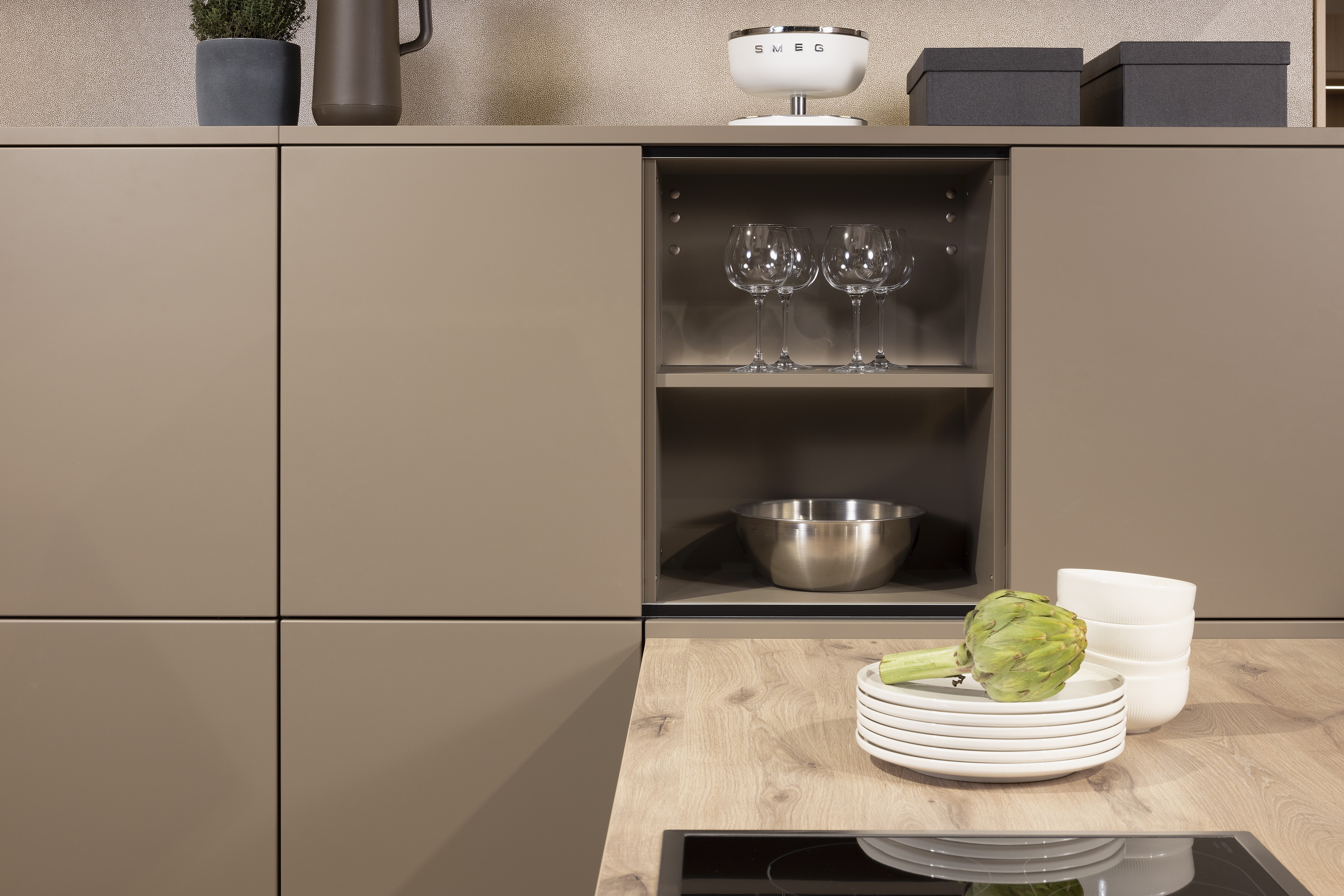 APL: Patagonia Eiche NB Front: Kaschmirbraun satin Front: Sepiabraun satin Korpus: Lavaschwarz Griff: Metall Schwarz Geräte: Bosch Armatur: Blanco Spüle: Blanco   Features: Farbkombination mit zwei Brauntönen kombiniert mit Eiche APL und Nischenrückwand (NB), Oberschrankplanung, Ablageraum auf Augenhöhe, Thekenlösung mit Tisch, Dunstabzugshaube (Airforce), Edelstahl Aufsatzspüle, Schiebeelemente.