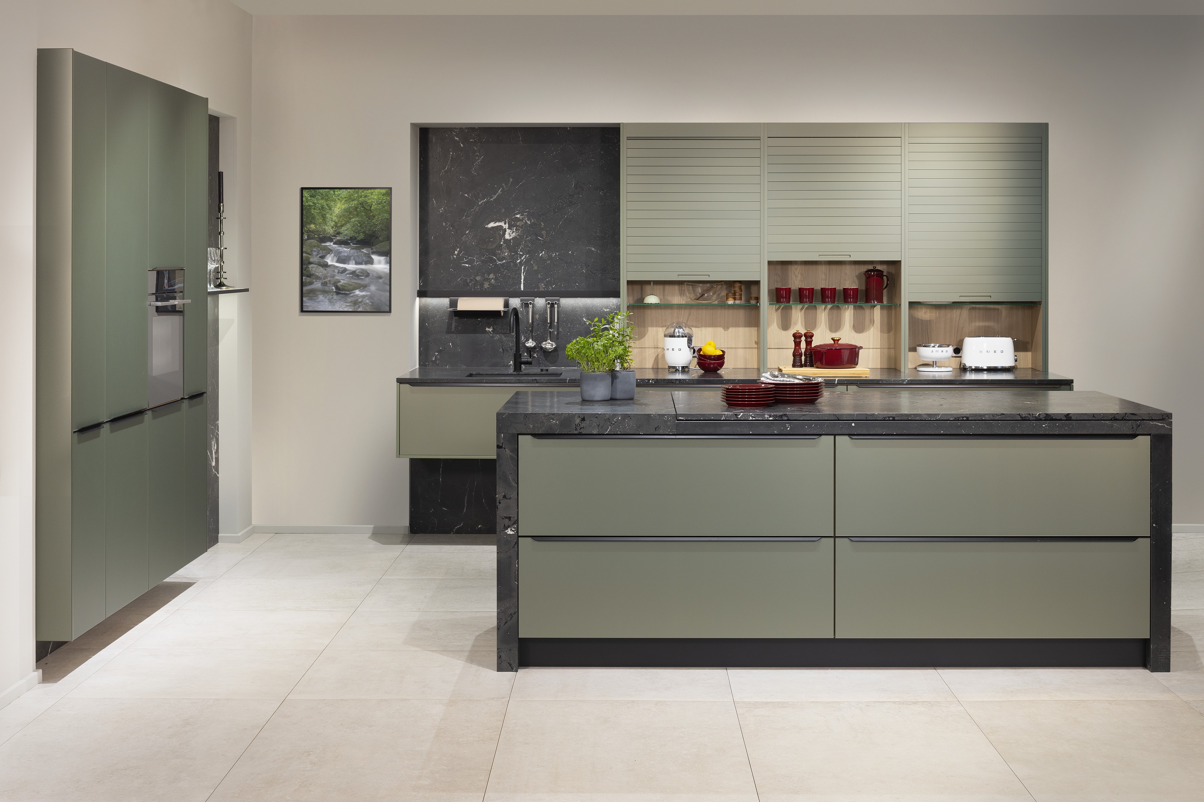 APL: Negresco satiniert (Granit) 25 mm + 50 mm Front: AV 5015 Olivgrün metallic Polymerglas ((PUResist, PURemission) Korpus: 2085 Designkorpus Feineiche-natur Griff: M755 Schwarz Geräte: Bosch Armatur: Blaupunkt Spüle: Blaupunkt  Features: Rolloschrank, Polymerglasoberfläche, APL verschiebbar über Kochfeld, 120 cm Planung, wandhängend (schwebend)