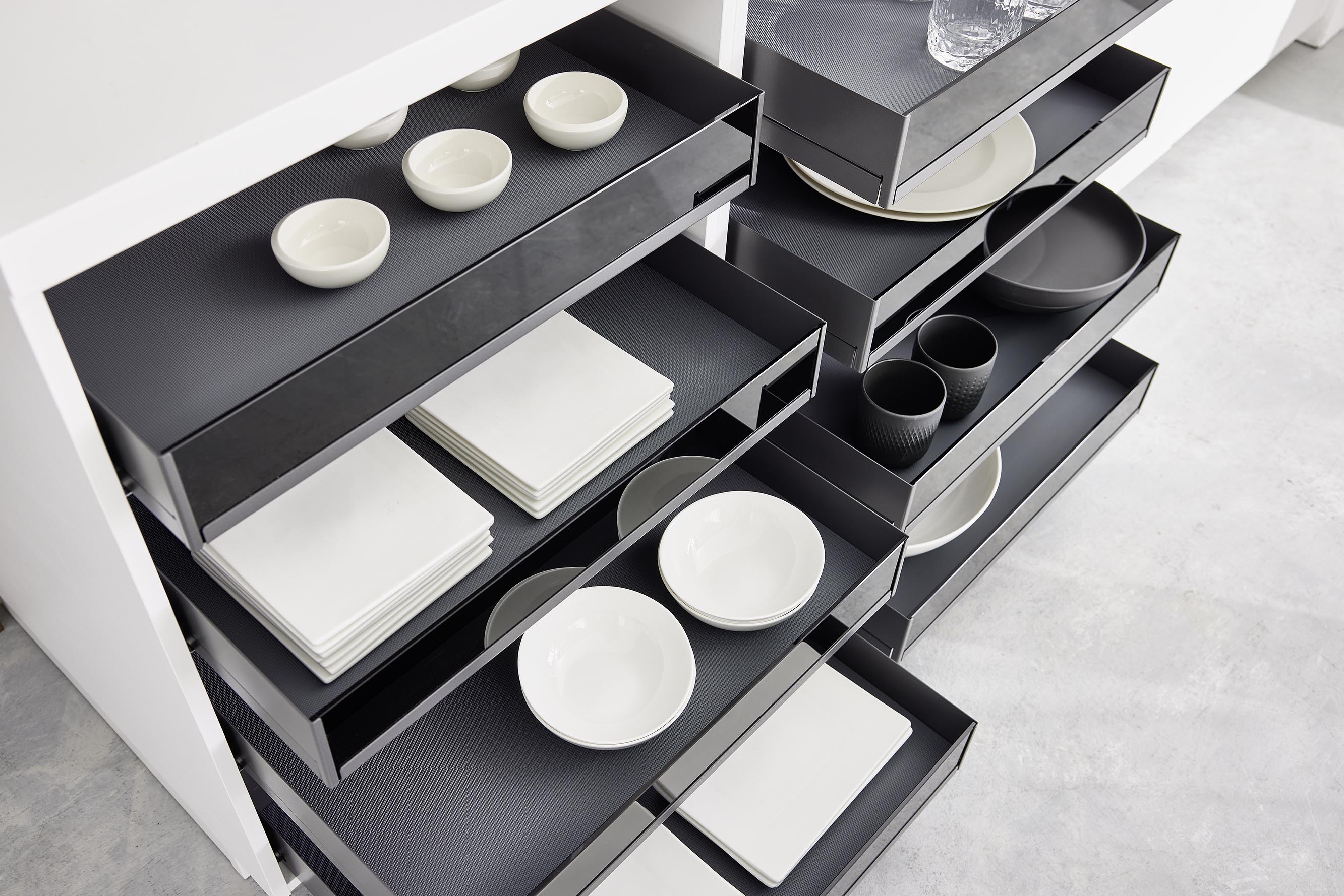 NOBILIA Alpinweiß Moodshot - Schubladen Topshot, geöffnet mit Geschirr gefüllt, grifflos