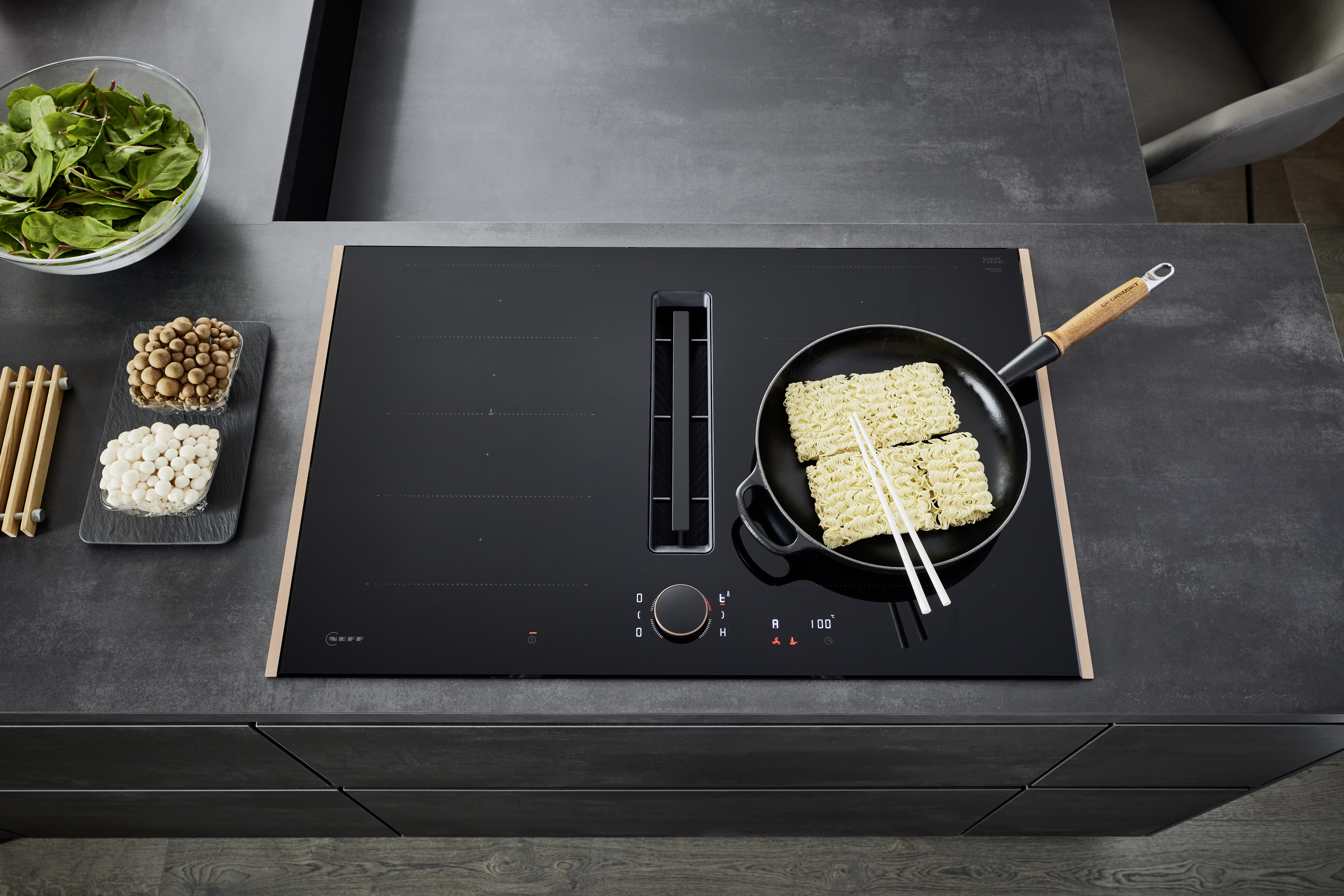 NOBILIA Japandi mit Neff Geräten - Fokus auf Kochfeld mit Kupferakzenten