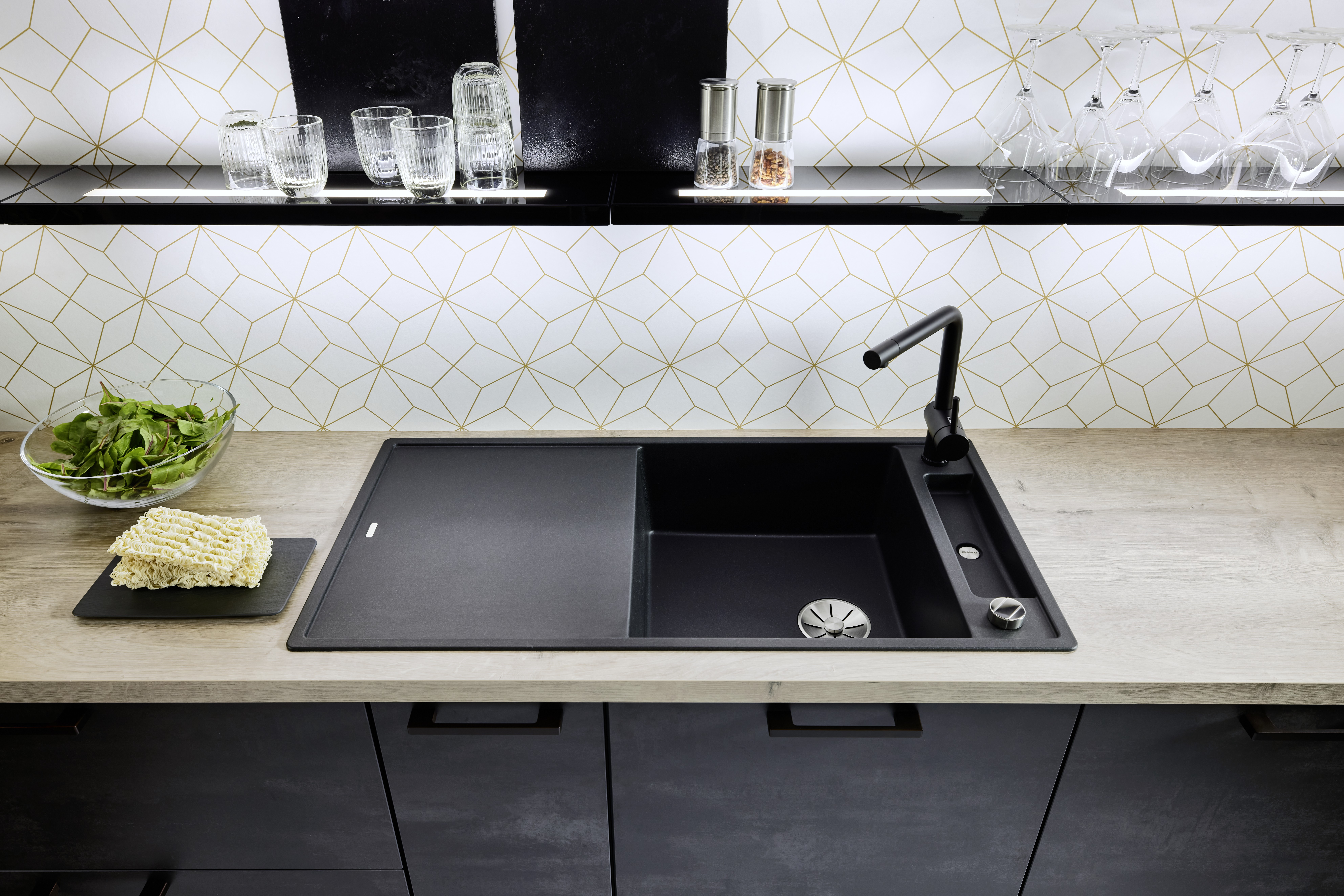 NOBILIA Japandi mit schwarzer Blanco Spülen und Armatur, offenes Regal, beleuchtet