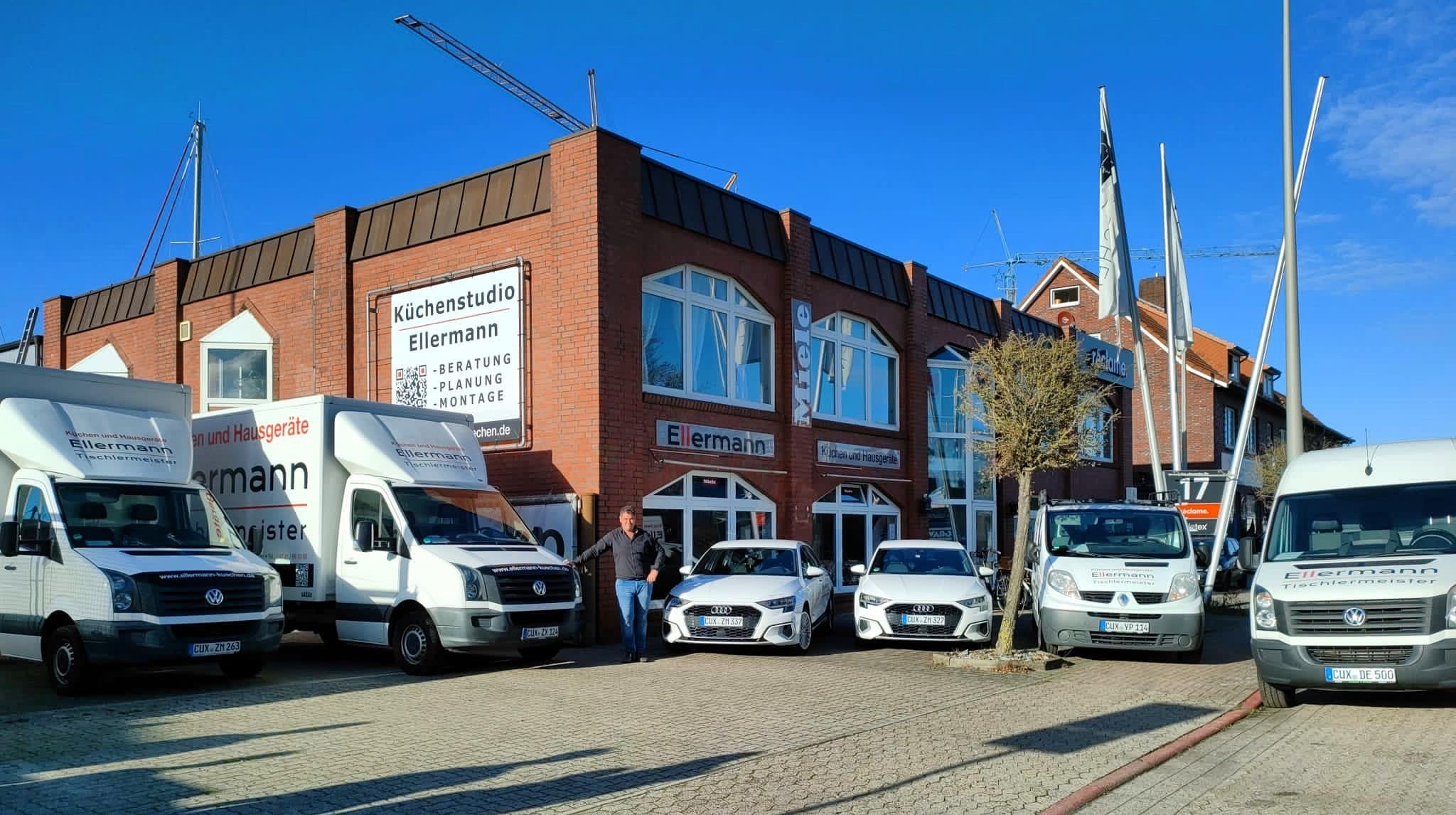 Parpkplatz vom Küchenstudio Ellermann mit mehreren Firmenfahrzeugen und Herr Ellermann
