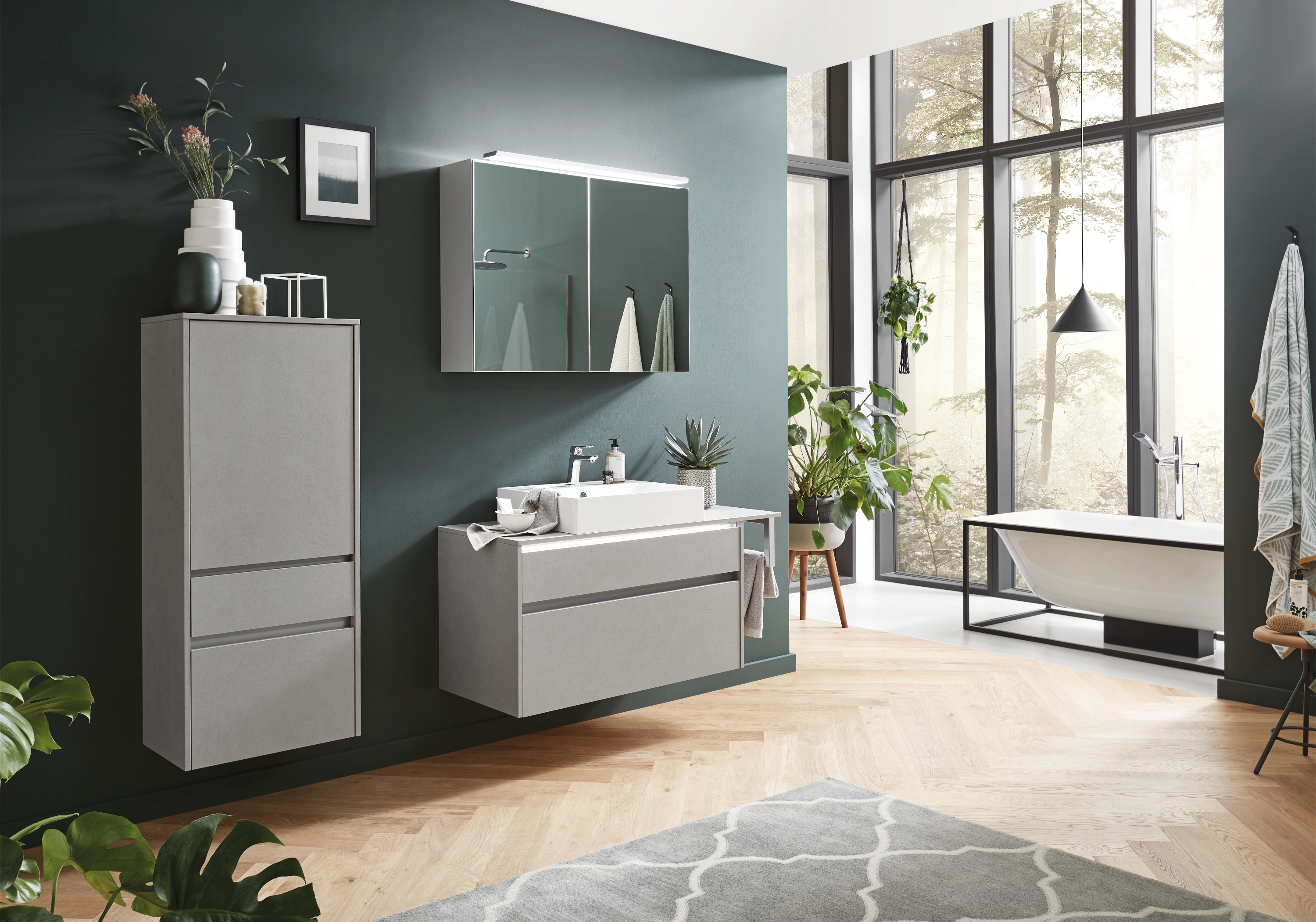 Graues Badezimmer mit einem hängenden Schrank und einem Waschbeckenschrank + Spiegel