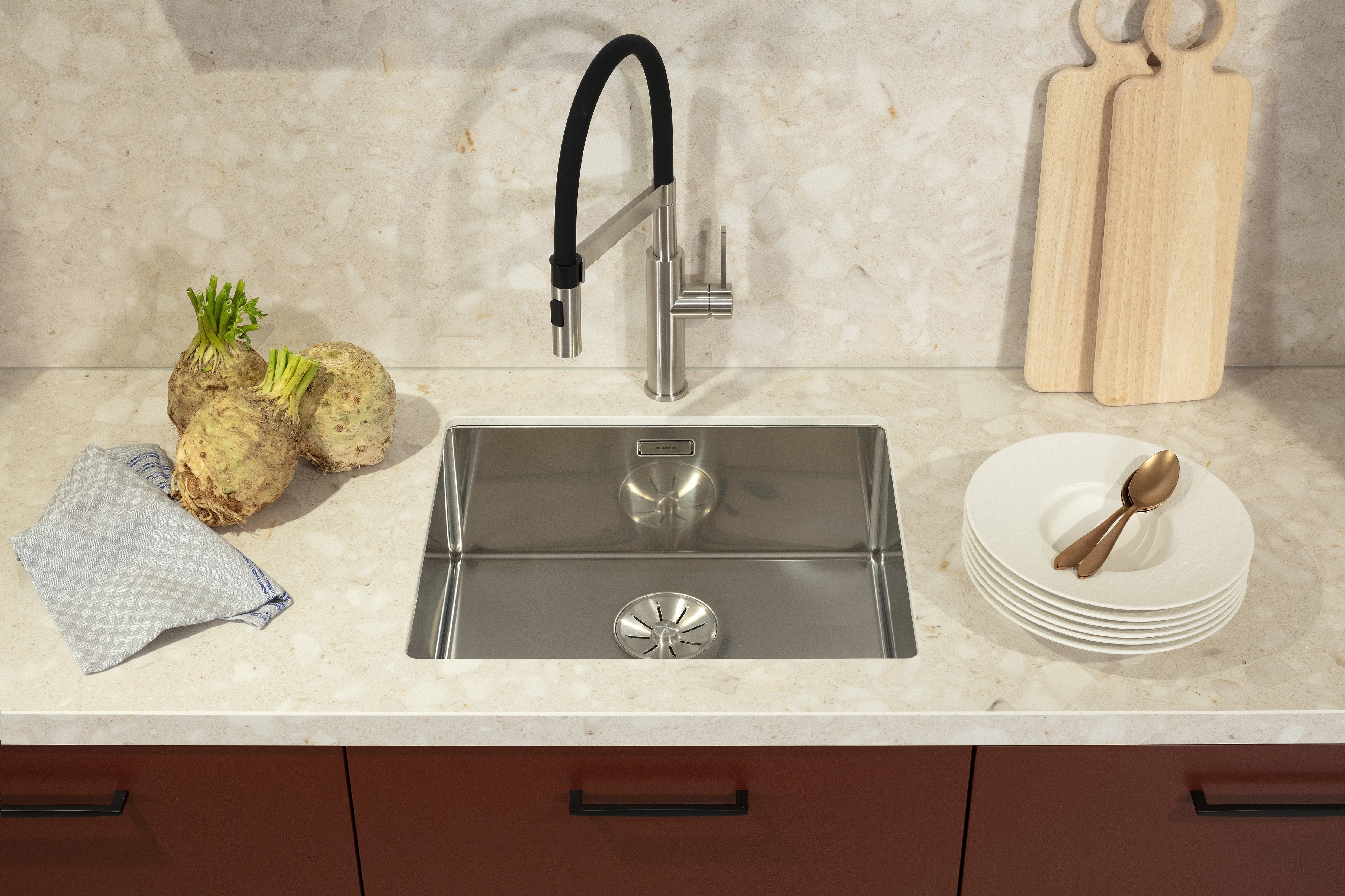 Front Talea Eiche lackiert Sonderfarbe SIK CO.20.20 Front2: Arte_B Samt-Lack  Sonderfarbe SIK CO.20.20 Front3: Resopal Pro Nature Powder supermatt Top Piement Eiche Korpus: Piement Eiche APL: Neolith Geräte: Gaggenau Spüle und Armatur: Blanco  Features: Schiebtüren vor Backofenkombination, verschiedene Oberflächen kombiniert, Korpus Piement Eiche, Regal mit 2 LED-Lichtleisten, Ordnungssystem für Schublade, Schubladenzarge dunkel, Nischenrückwand = APL