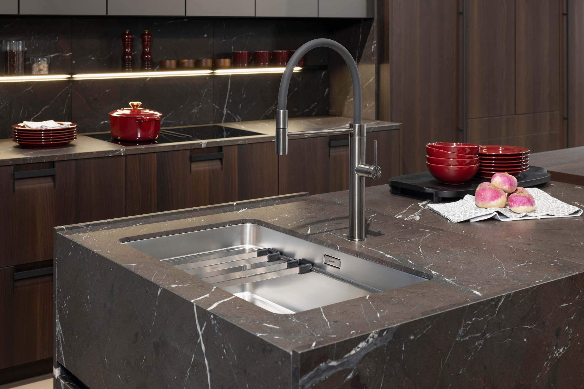 LEICHT dunkles Holzdekor und Arbeitsplatte in Marmoroptik - Kücheninsel mit Spüle