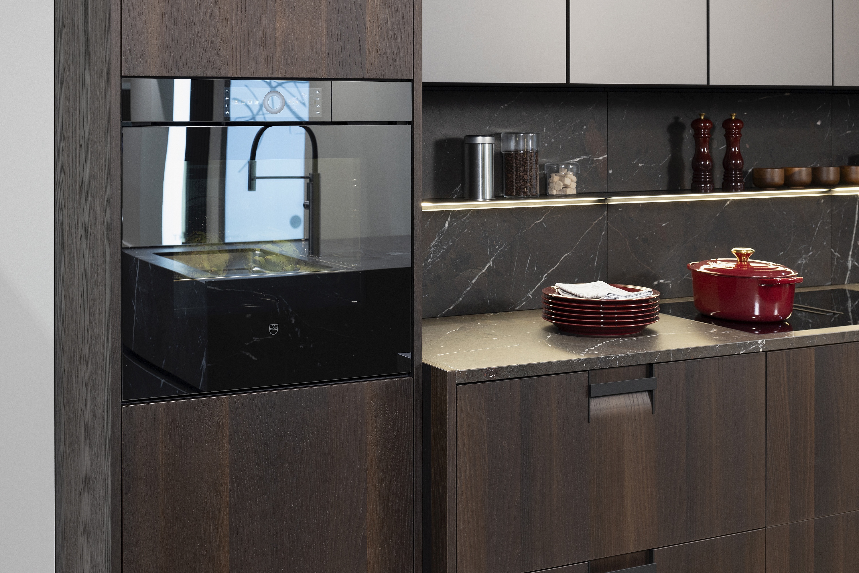 Einbauofen von V-ZUG mit Spiegelglas-Gerätefront in einer dunkelbraunen LEICHT Küche