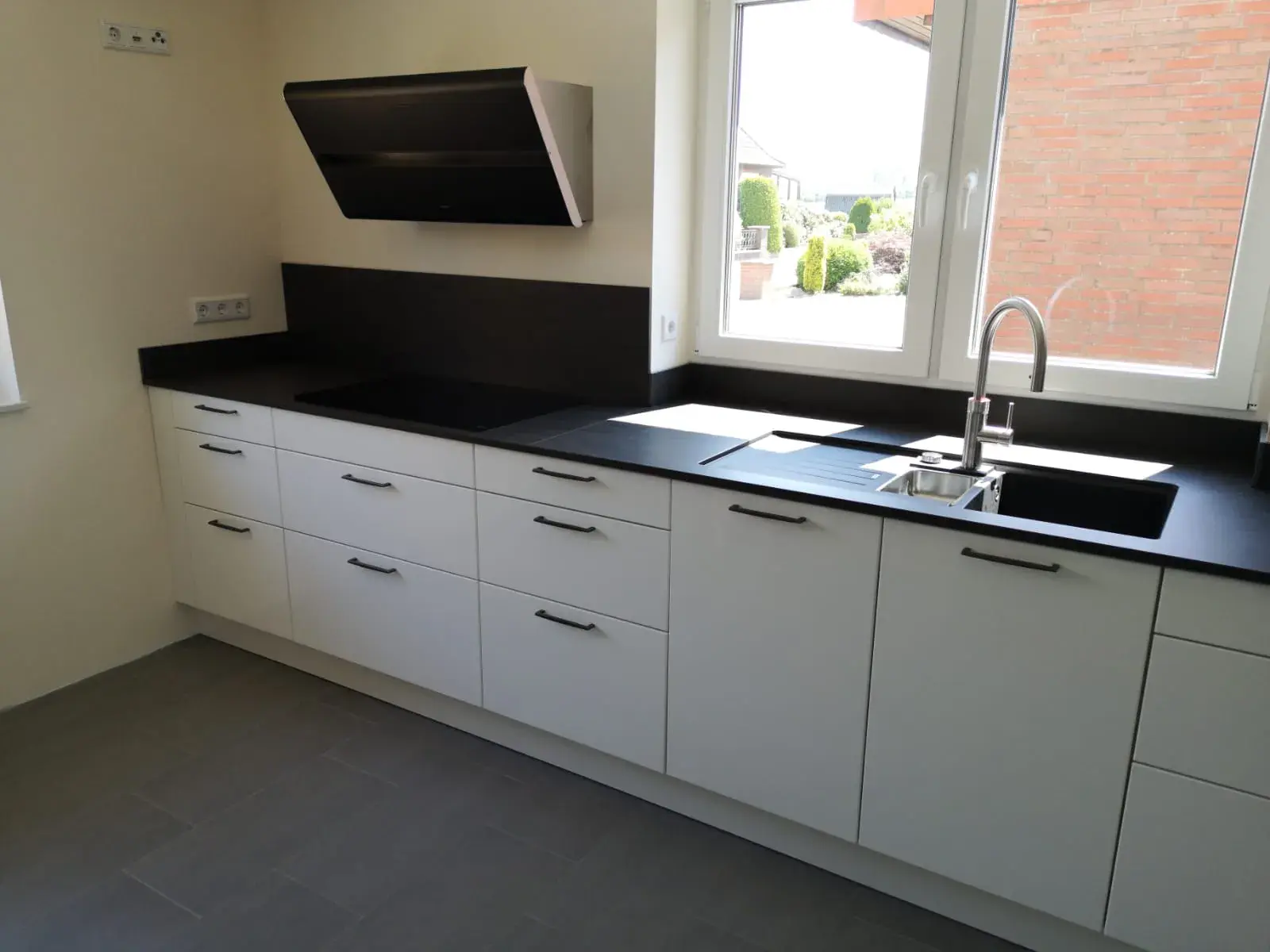 Ferienwohnung mit Berbel Dunstabzugshaube, weiße Front