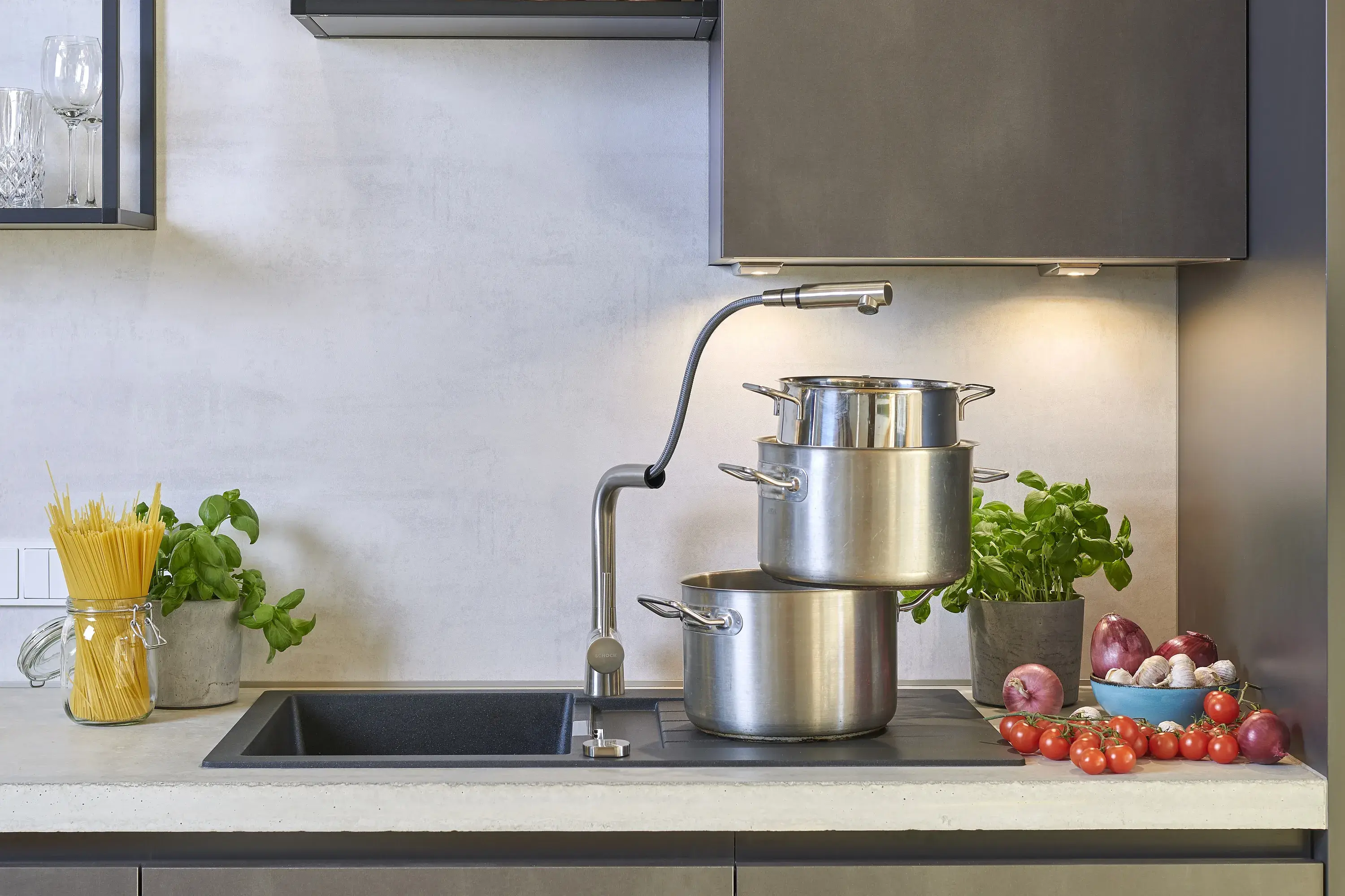 Schock Schlauchbrause ausgezogen gestapelte Töpfe